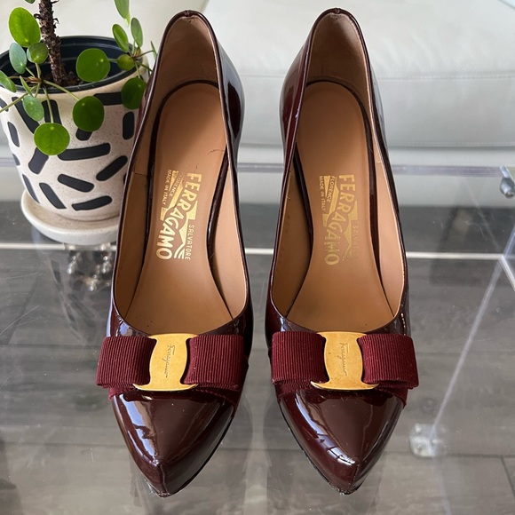 Salvatore Ferragamo Patent Leather Vera Bow Pump Heels - Picture 2 of 9